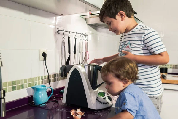 enfants qui utilisent un robot de cuisson
